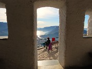 22 Dall'interno della chiesetta della Madonna del Carmine 